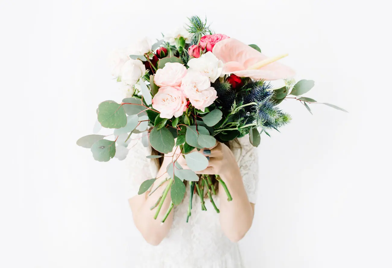 Braut mit romantischem Blumenstrauß als emotionale Inspiration für Dankeskarten zur Hochzeit