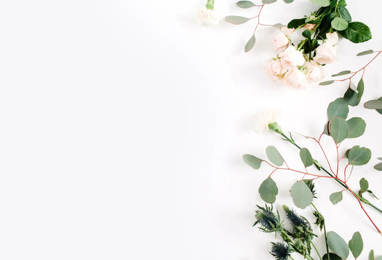 Zarte Blumen und Eukalyptus auf hellem Hintergrund als stilvolle Inspiration für Dankeskarten zur Hochzeit
