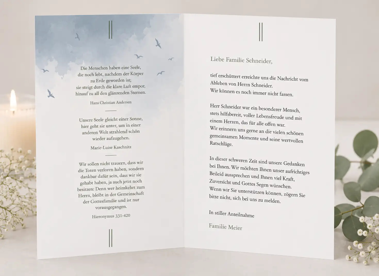 Geöffnete Kondolenzkarte mit würdevollen Zitaten, persönlichem Beileidstext, Kerze und dezenten Blumen