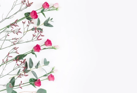 Pinke Blüten mit Eukalyptus auf hellem Hintergrund als romantische Inspiration für Hochzeitseinladungen zum Selbstgestalten