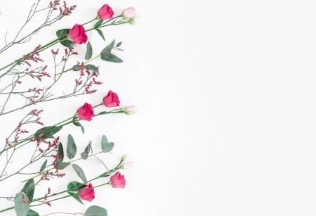 Pinke Blüten mit Eukalyptus auf hellem Hintergrund als romantische Inspiration für Hochzeitseinladungen zum Selbstgestalten