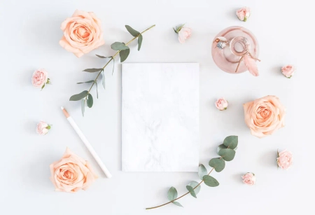 Zarte Rosen, Eukalyptus und Briefpapier als stilvolle Inspiration für Hochzeitskarten